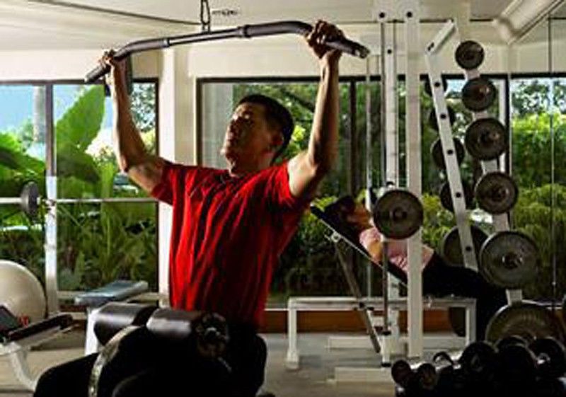 סובאנג ג'איה Dorsett Grand Subang Hotel מתקנים תמונה A man using a lat pulldown machine