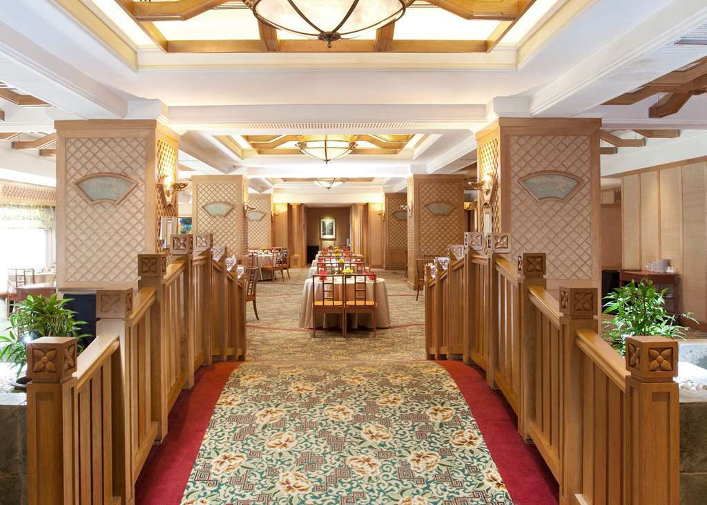 סובאנג ג'איה Dorsett Grand Subang Hotel מסעדה תמונה The interior of the restaurant